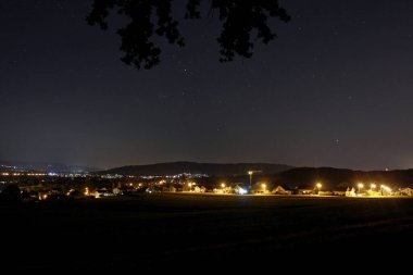 Köy ışıklarıyla gece manzarası