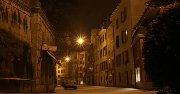 Gevels Van Oude Stadsgebouwen Een Winternacht — Stockfoto