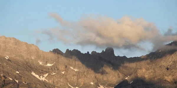Альпійська Сцена Скелястим Гірським Піком — стокове фото