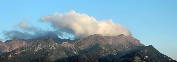 Utsikt Över Bergskedja Och Moln — Stockfoto