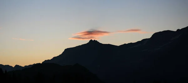 Alpské Scenérie Horským Vrcholem Mrakem Ranním Světle — Stock fotografie