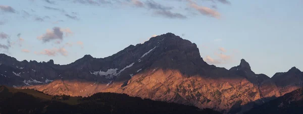 Alpine Landschaft Mit Berggipfeln Bei Sonnenuntergang — Stockfoto