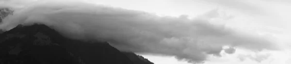 Close Cloud Mountain Slope — 图库照片