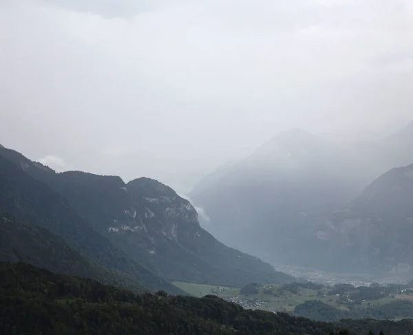 Alpine Valley Cloudy Weather — Stockfoto
