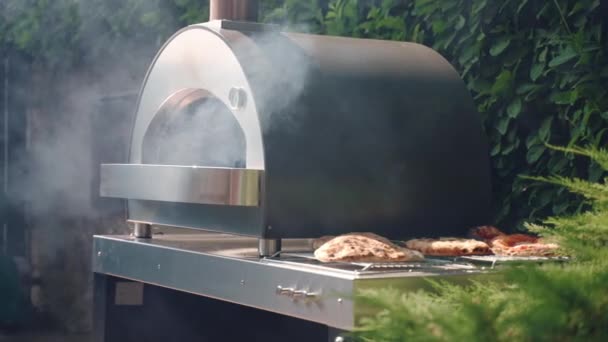 Professzionális BBQ dohányos a hátsó udvaron lakóház, grill weber égő szén füstölgő készül a hús-és zöldségsütés. Hot Grill dohányos szabadtéri grillezés élelmiszer részére — Stock videók