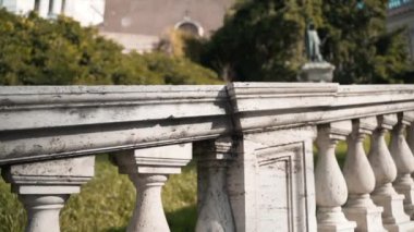 Roma şehir merkezindeki Capitoline Tepesi 'ne giden mermer parmaklıklı antik Roma merdivenleri, el sütunları döşeyen mermer sütunlar. Antik tarihi heykeller ve anıtlar, İtalyanca