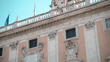 Roma şehir merkezindeki ünlü Capitoline Hill binası, eski pencereli antik bina, mermer heykel ve bina cephesini süsleyen anıtlar. Roma İmparatorluğunun görkemli kültürel özellikleri