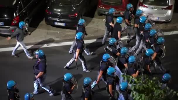 ROME, ITALY - JULY 6, 2021: Special riot police officers trying to stop street protesters and activists at night, Italian demonstrators protesting against green pass and freedom and human rights — Stock Video