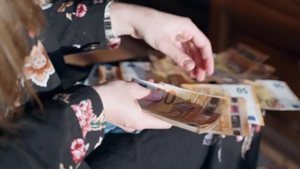Les mains de femme comptant le prix d'argent de loterie à la maison et jetant des billets en euros sur le sol, les mains de personne tenant le paquet de monnaie de papier d'euro et comptant l'argent comptant l'argent comptant. Millionnaire féminine vérifiant la — Video