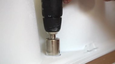 İnşaat alanları, endüstriyel elmas çekirdekleri dönerek ve beyaz seramik fayanslarda sondaj delikleri açmak, farklı endüstriyel ürünlerle çalışmak için yıkım araçları.