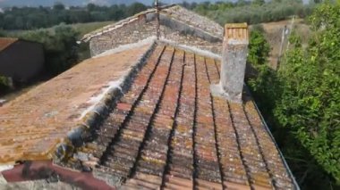 Dağlık tepelerdeki terk edilmiş İtalyan köylerini ve kasabalarını, tuğla çatı ve bacası kurtarılmış terk edilmiş evlerin havadan çekilmiş görüntülerini ama yakınlardaki tarlaları araştırıyorlar. Issız uzak kırsal