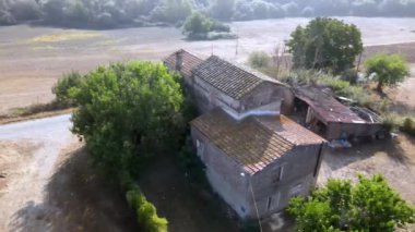 Terk edilmiş eski evleri olan izole edilmiş ortaçağ İtalyan köyleri ve kasabaları, ıssız ve ıssız kırsal bölgelerdeki ıssız tuğla evlerin havadan çekilmiş görüntüleri. Kalbindeki terk edilmiş binalar