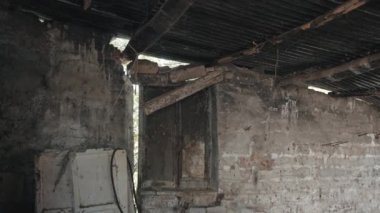 Eski harabe evin içindeki ürkütücü atmosfer. Kırık çatısı, kapıları, pencereleri, paslı mobilyaları, terk edilmiş antik İtalyan köyünde terk edilmiş bir çiftlik evinin içi.