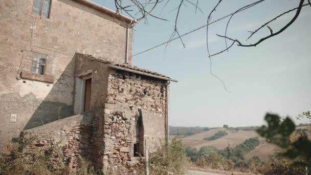 Starożytne kamienne domy ze zrujnowanymi skalnymi ścianami po stronie zagubionej drogi w małej opuszczonej włoskiej wsi rustykalnej, tradycyjne zapomniane domy wiejskie z przeszłości. Średniowieczne kamienne domy dla dużych rodzin — Wideo stockowe