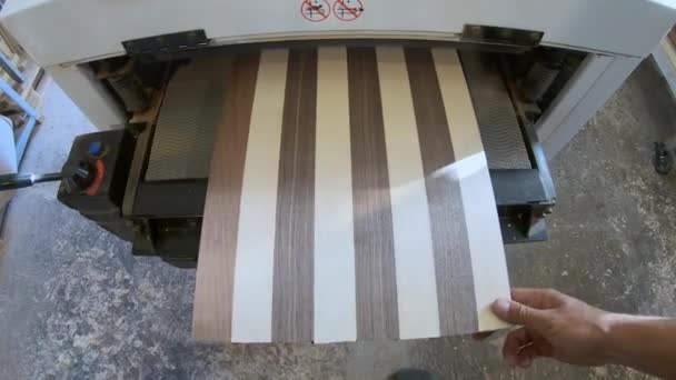 Nahoru pohled záběr pracovního procesu v truhlářské dílně, profesionální řemeslník broušení připravené dřevěné varné desky s bruskou stroje. Truhlářské vysoce kvalitní deska speciálního designu, dřevěné tyče — Stock video