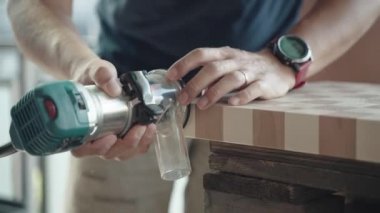 Ahşap endüstrisi ve üretim konsepti, atölyede iki renk tahtası üzerinde çalışan marangoz, profesyonel aşçılık üretiminde son adımı atan konsantre bir zanaatkar.