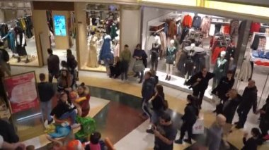 ROMA, İTALYA 19 ARALIK 2019: Roma şehir merkezinde kalabalık bir alışveriş merkezi, alışveriş merkezine giden insanlar, giysileri, ayakkabıları ve kuyumcuları ziyaret eden, hediyeler ve hediyeler alan insanlar