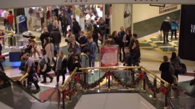 Roma, İtalya - 19 Aralık 2019 Roma şehir merkezinde kalabalık bir alışveriş merkezi, alışveriş merkezinin içinde Noel çelenkleri ve süslemeleri ile süslenmiş insanlar yürüyor. Noel zamanı...