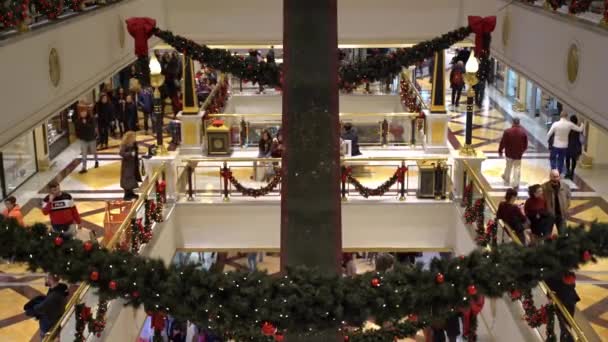 ROMA, ITALIA - 19 DE DICIEMBRE DE 2019: Decoración navideña del famoso centro comercial de Roma, adornos festivos y guirnaldas que decoran pisos, paredes y boutiques. Multitud de personas que pasan las vacaciones de invierno — Vídeos de Stock