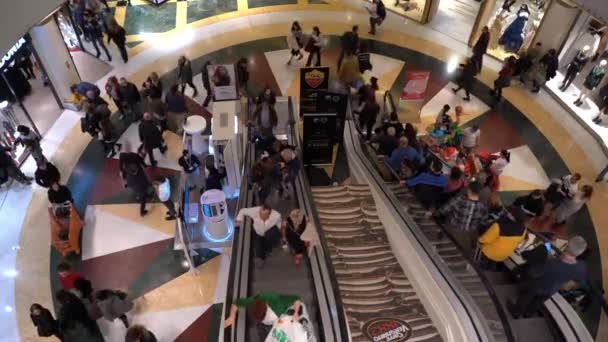 ΡΩΜΗ, ΙΤΑΛΙΑ - 19 ΔΕΚΕΜΒΡΙΟΥ 2019: Πολυσύχναστες κυλιόμενες σκάλες μέσα στο εμπορικό κέντρο κατά τη διάρκεια του χειμώνα Χριστούγεννα στο κέντρο της πόλης της Ρώμης, οι άνθρωποι κάνουν χειμερινά ψώνια με μεγάλες πωλήσεις στα καταστήματα μόδας — Αρχείο Βίντεο