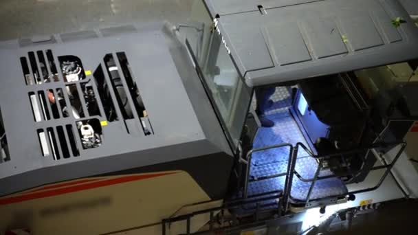 Vista dall'alto colpo di macinazione pesante macinazione macchine per la strada di notte con il lavoratore all'interno preparando attrezzature industriali per la ricostruzione stradale, camion industriale per la rimozione di asfalto vecchio su — Video Stock