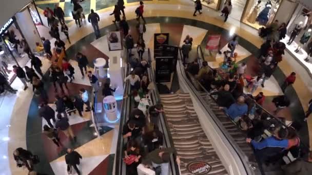 ROMA, ITALIA - 19 DE DICIEMBRE DE 2019: Vista superior del bullicio navideño dentro del centro comercial en el centro de Roma, personas que usan escaleras mecánicas para visitar pisos con boutiques de moda y hacer Navidad — Vídeo de stock