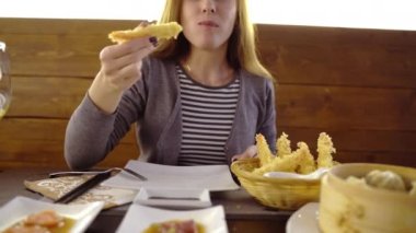 Zevkle tadan, geleneksel soya sosuna batırılmış kızarmış karides, deniz yemeği ya da Japon restoranında çeşitli deniz ürünleri ve pişirilmiş şarküteri içeren akşam yemeği. Japonca