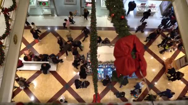 罗马，意大利- 2019年12月19日：罗马市中心购物中心的圣诞喧闹场面尽收眼底，成群的人在地板上散步，带着冬季大减价参观商店。意大利人 — 图库视频影像