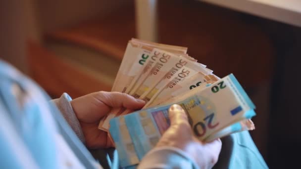 Başarılı milyonerlerin elinde Euro banknotları, evdeki piyango ödülünü sayan bir kadın. Avro parası, piyango bütçesi ve kolay para konsepti. — Stok video