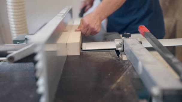 Szlifierka robocza w warsztacie, profesjonalny rzemieślnik bez rękawic szlifowanie surowego drewnianego deski co trociny latające w powietrzu. Proces szlifowania lub szlifowania deski drewnianej przed obróbką końcową drewna — Wideo stockowe