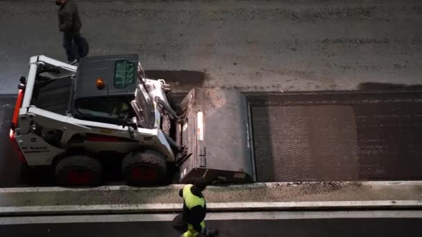 ROM, ITALIEN - 9. April 2021: Grader-LKW entfernen die obere Schicht des alten zerstörten Asphalts von der Straße und reinigen den zermahlenen Staub vom Bürgersteig, der die Straße auf das Liegen einer neuen Schicht heißen Dampfes vorbereitet — Stockvideo