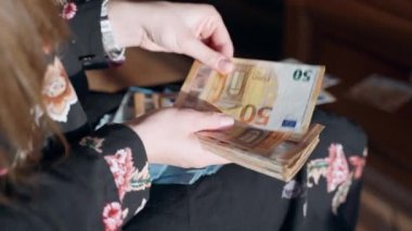Piyango para ödülü mutlu bir kadının elinde. Avro banknotları tutan bir kadın. Sayıyor ve yere atıyor. Milyoner evde piyango ödülü hesaplıyor, kadın hayati önem için para biriktiriyor.