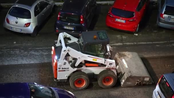 ROME, ITALIE - 9 AVRIL 2021 : Nettoyage d'un petit camion de niveleuse industrielle réparé une partie de la route de la poussière asphaltée broyée après passage de la machine de niveleuse lourde, niveleuse enlever les restes de vieille chaussée — Video