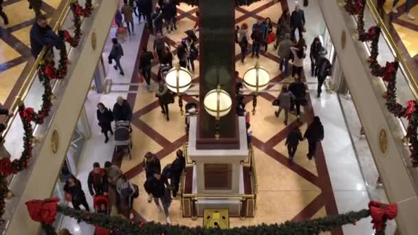 RZYM, WŁOCHY - GRUDZIEŃ 19, 2019: Zimowy zgiełk w słynnym centrum handlowym w Rzymie, tłum ludzi spacerujących po dekorowanym piętrze, odwiedzających modne sklepy z zimą i kupujących — Wideo stockowe