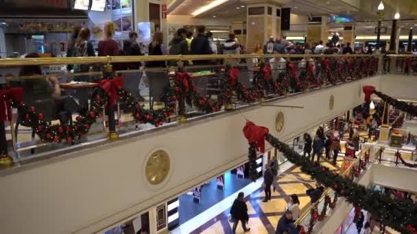 RZYM, WŁOCHY - 19 GRUDNIA 2019: Świąteczny gwar w centrum handlowym Rzymu, tłum ludzi spacerujących po piętrach, odwiedzających sklepy ze sprzedażą, pijących filiżankę włoskiej kawy w barze — Wideo stockowe