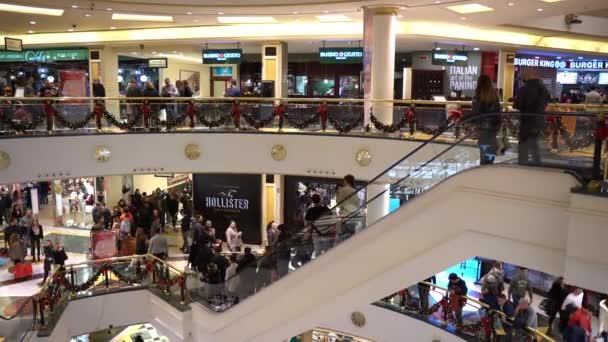 ROMA, ITALIA - 19 DE DICIEMBRE DE 2019: Vista panorámica del centro comercial romano con decoraciones navideñas, gente caminando por los pisos, haciendo compras en boutiques, usando escaleras mecánicas decoradas. Navidad — Vídeo de stock