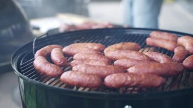 Bavyera 'da kızarmış sosis ve taze birayla geleneksel piknik partisi, Bavyera' daki Oktoberfest partisi için hazırlık piknik menüsü.