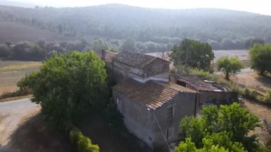 Issız ve ıssız bölgelerdeki terk edilmiş İtalyan evlerinin havadan çekilmiş görüntüleri, çayırların arasında insanların olmadığı eski yıkılmış evler. Eski İtalyanca 'da boş çiftlik evleri ve ahırları