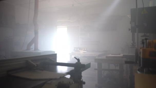 Menuisier professionnel en uniforme venant dans son atelier de menuiserie pour le travail du bois, menuisier artisan tenant la planche de bois brut dans les mains, artisan doit prendre des mesures de barres en bois, meulage et — Video