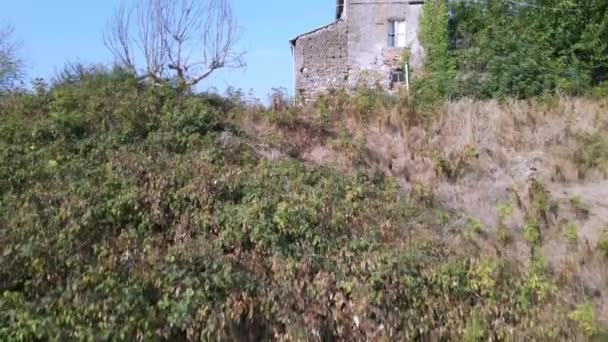 Γραφικό απομονωμένο ιταλικό χωριό με εγκαταλελειμμένα παλιά σπίτια και χωράφια, εναέρια άποψη πλάνο του ακατοίκητου σπιτιού τούβλο της υπαίθρου απομακρυσμένη τοποθεσία που περιβάλλεται από την καρδιά των βουνών λόφους — Αρχείο Βίντεο