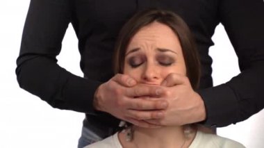 Masum bir kadına fiziksel ve duygusal işkenceler, güçlü bir tecavüzcü kadın boynunu tutuyor ve fiziksel şiddet uyguluyor. Acı çeken yaralı bir kadın ve erkek saldırısı mağduru.
