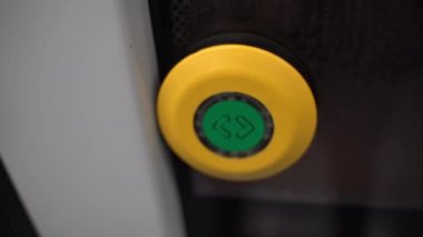 Metro tren kapılarının aydınlatma düğmesi, istasyonda metro treninin kapılarını açmak için sarı ve yeşil düğme. Yüksek kalite 4k görüntü