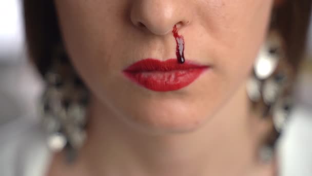 Sorglig kvinna med rött läppstift och blodig näsa, aggression och tortyr mot kvinna, kvinna som lider av grymhet, övergrepp och fysiska övergrepp. Offer för aggression och diskriminering — Stockvideo