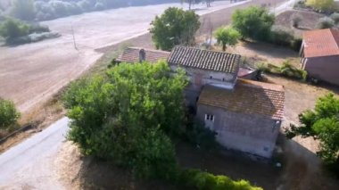 Eski ortaçağ İtalyan köyleri ve kasabalarının ıssız ve terk edilmiş evleri, ücra kırsal bölgelerdeki terk edilmiş çiftlik binalarının hava manzarası. Mimari kırsal bölgelerde insan yok.