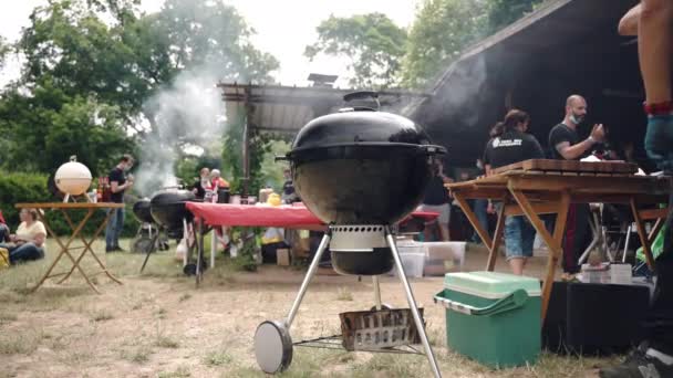 ROM, ITALIEN - 6. JUNI 2021: Traditionelles Grillpicknick im Freundes- und Familienkreis, Menschen entspannen sich am Wochenende beim Braten von Fleisch und Gemüse auf dem Grillrost am Stadtrand von Rom — Stockvideo