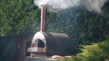 Uzun baca tüplü profesyonel ızgara tiryakisi tüp dumanından yükselen et ve sebzeleri ızgaraya hazırlayan tüp. Piknik partisi ya da profesyonel barbekü içicisi
