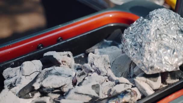 Égett szén és forró hamu a hordozható grillsütőben füstölő, égett tűzifa, hétvégi grill piknik partira készítve — Stock videók