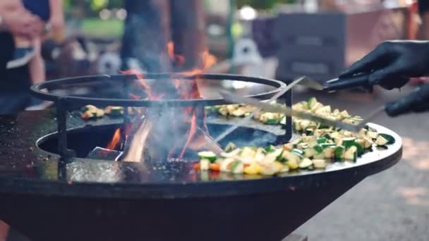焼き薪でバーベキューグリッド上でグリルスパイスと新鮮なみじん切りズッキーニ,煙がプロの喫煙者のグリッド上で焼き野菜から上昇.週末のピクニックパーティーや料理のコンセプト — ストック動画