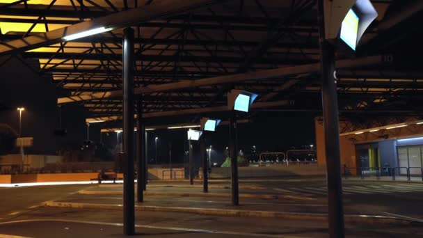 ROME, ITALIE - 23 NOVEMBRE 2020 : Gare routière publique vide avec panneaux d'information éclairés sur les quais à Rome, gare routière urbaine au centre-ville — Video