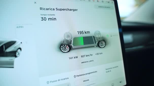 ROME, ITALY - APRIL 28, 2021: панель приладів сенсорної панелі автомобіля Tesla, монітор, що показує час і заряджання батарей. Smart автопілот Tesla car з різними можливими функціями та додатками, автономний — стокове відео